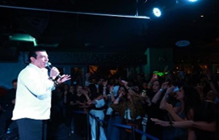 إيهاب توفيق يفتتح موسم الصيف 2026 في أجواء تسعينيات بأداء غنائي مميز