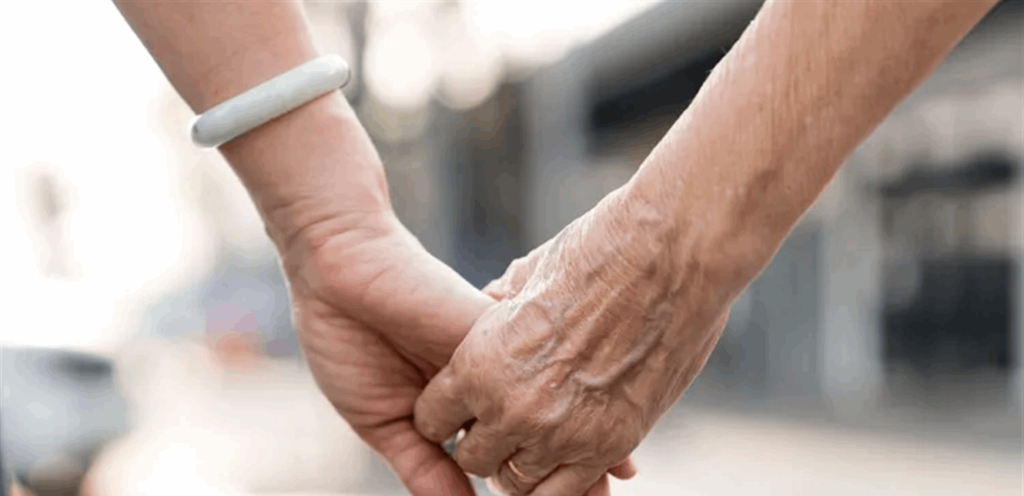 فتاة عمرها 10 سنوات تُنتج فيلمًا "مؤثرًا" عن مرض الزهايمر