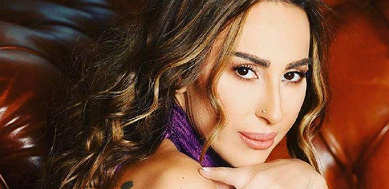 ورد الخال في إطلالة ساحرة.. ظهرت بفستان أبيض وشعر أحمر طويل(صورة)