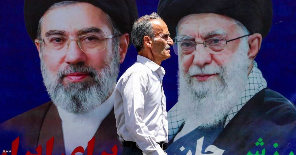 "مرشد الظل".. تفاصيل عن حياة مجتبى خامنئي "المعزول والمصاب"