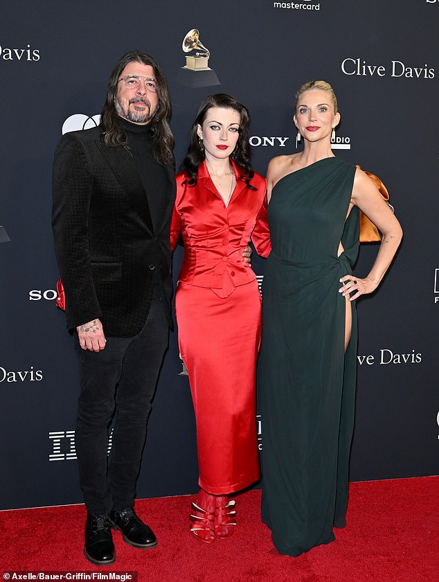 تم إسقاط اسم Nepo Baby Violet من Dave Grohl، البالغ من العمر 20 عامًا، مرتين أثناء الترويج لألبومه الأول… بعد فضيحة طفله السرية Jamal Mahmoud
