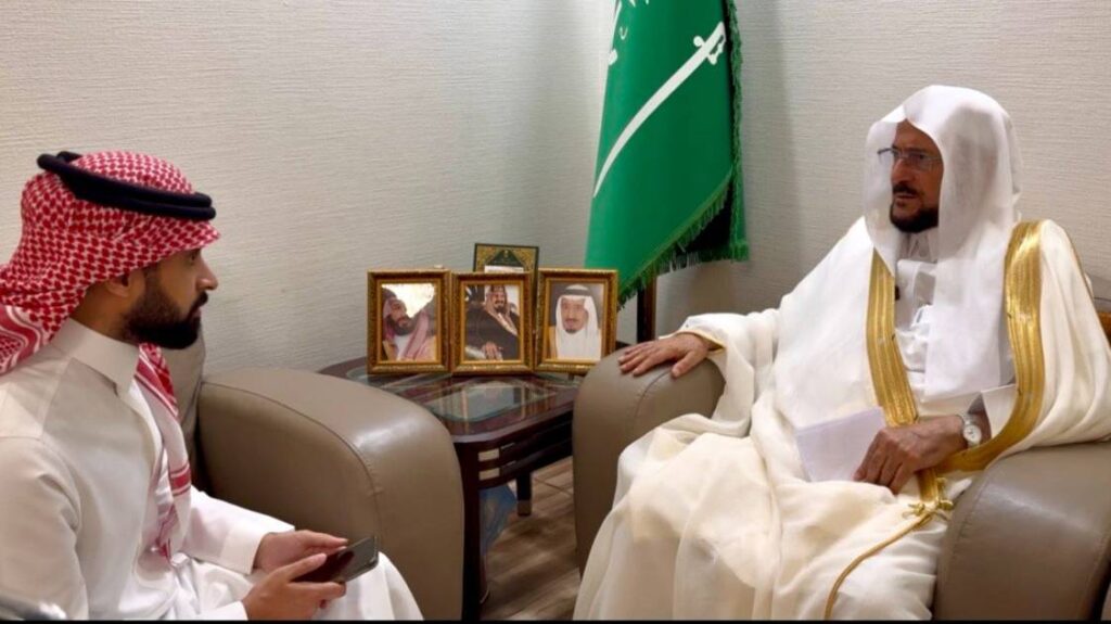وزير الشؤون الإسلامية السعودي لـ"اندبندنت عربية": لا أثق في الجمعيات الخيرية