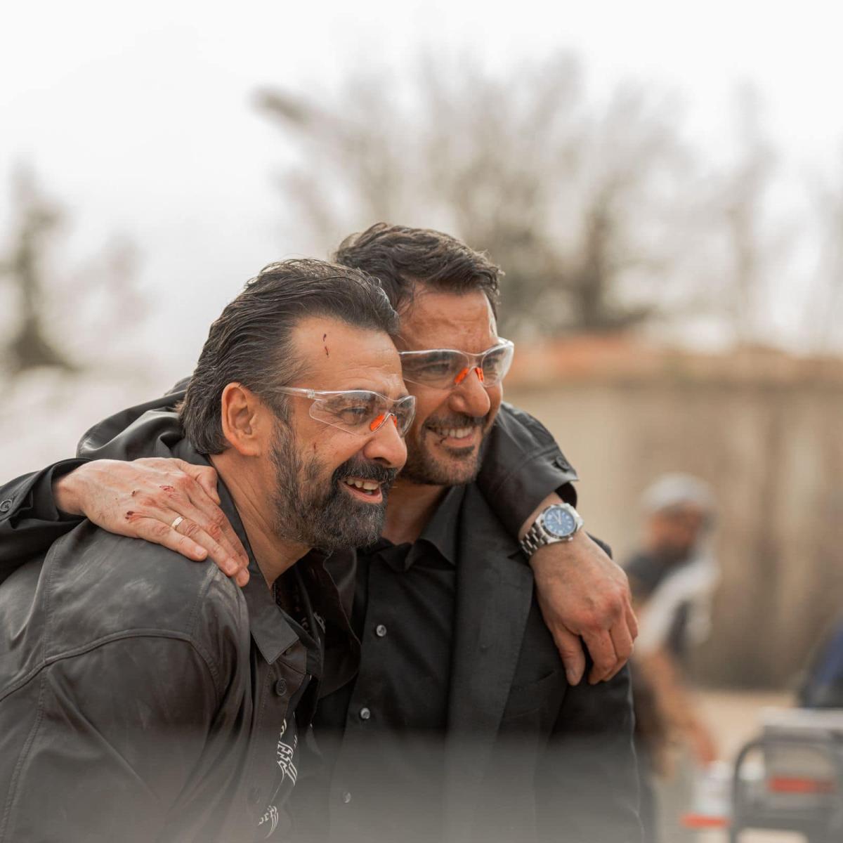 أحمد عز وكريم عبد العزيز في مشهد من فيلم "سفن دوجز" مواقع التواصل الإجتماعي