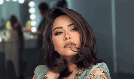 بالفيديو…شيرين-عبد-الوهاب-تغني-لعمرو-دياب