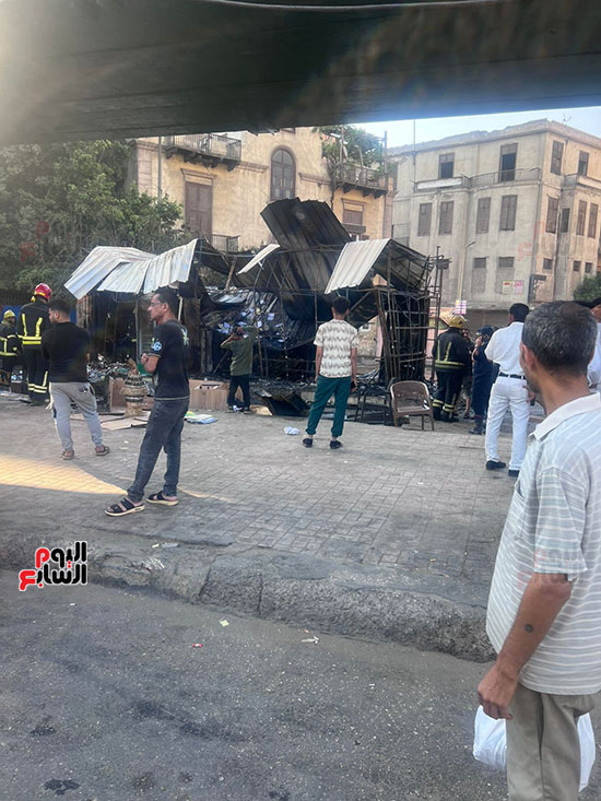  السيطرة الكاملة على الحريق الذي اندلع بكشك تجاري بمنطقة الفجالة  (10)
