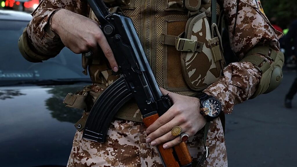 الحرس الثوري يحذر ساحل إيران سيتحول إلى "مقبرة" إذا استؤنفت ضربات أمريكا