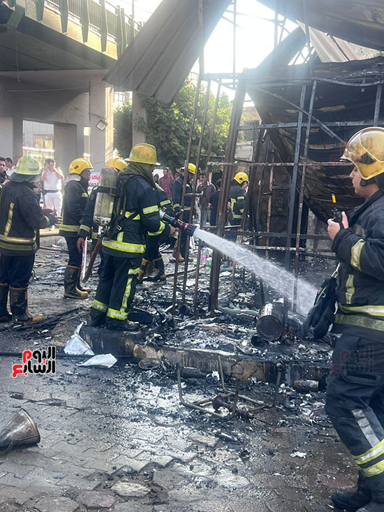  السيطرة الكاملة على الحريق الذي اندلع بكشك تجاري بمنطقة الفجالة  (11)