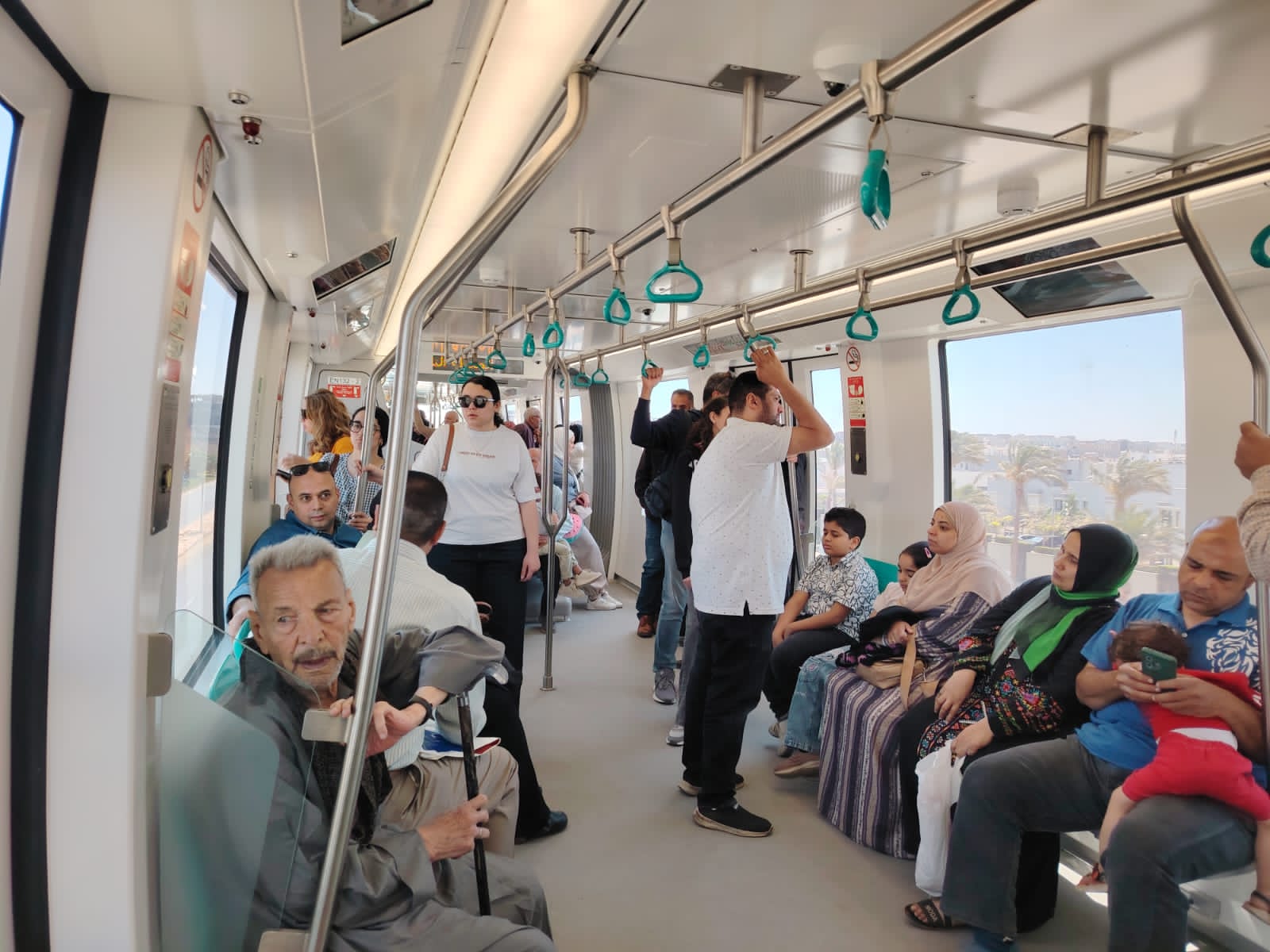 جانب من المواطنين فى المونوريل
