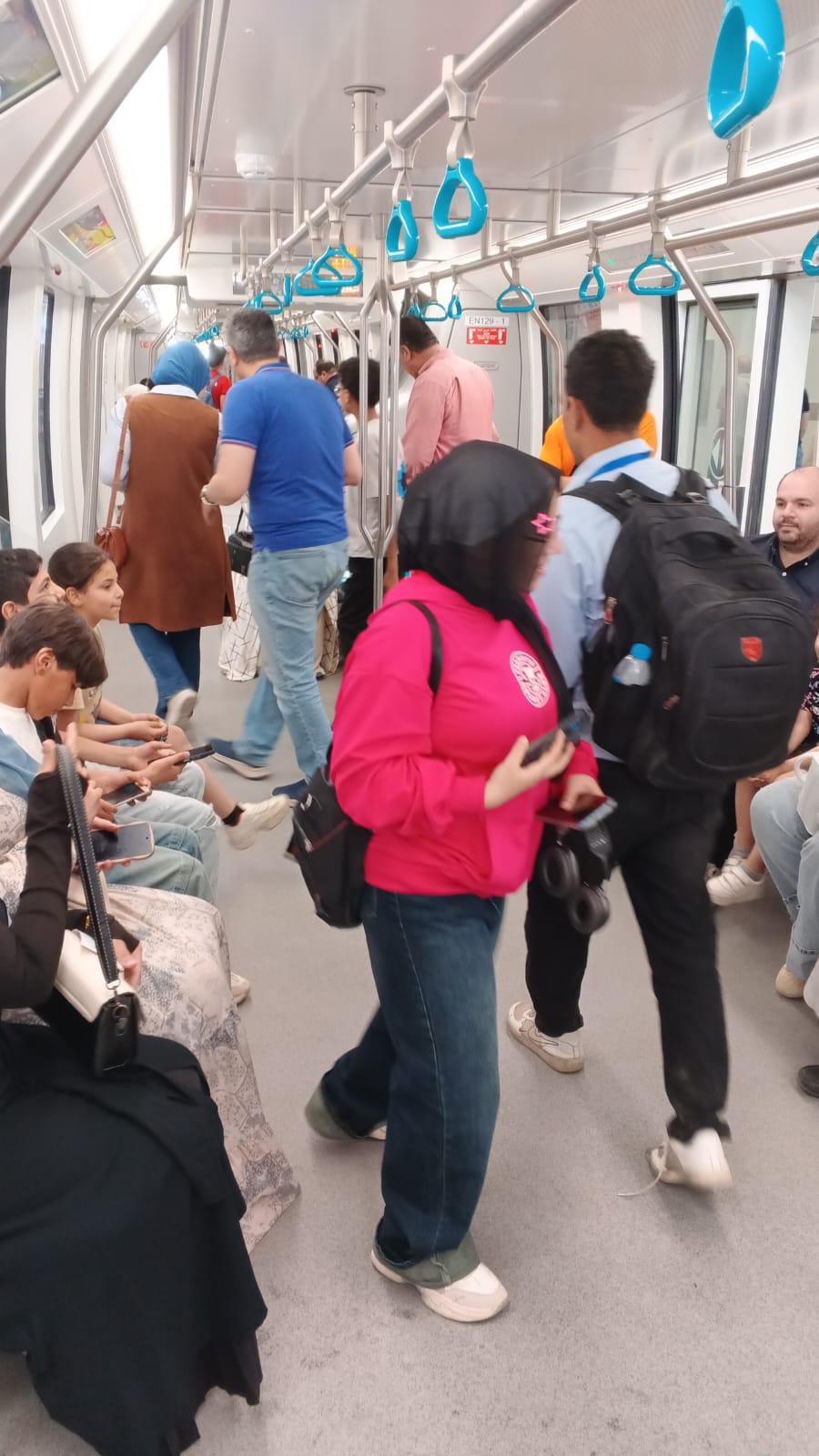 إقبال جماهيري كبير على محطة مونوريل شرق النيل في الجمعة الأولى للتشغيل إقبال جماهيري كبير على محطة مونوريل شرق النيل في الجمعة الأولى للتشغيل