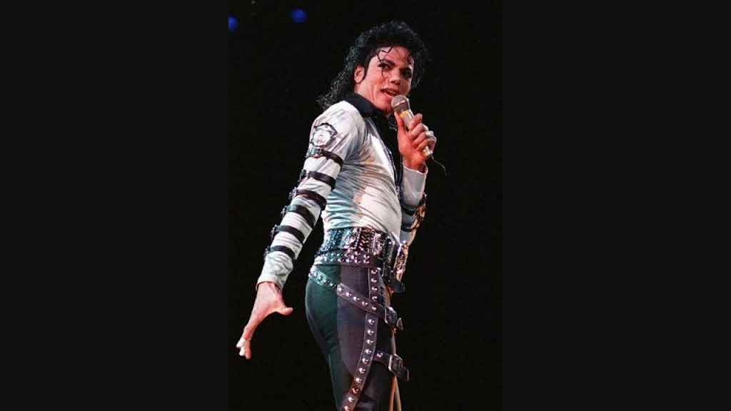 تزامنا مع عرض فيلم "Michael" .. كنوز ملك البوب تُعرض في مزاد علني بباريس