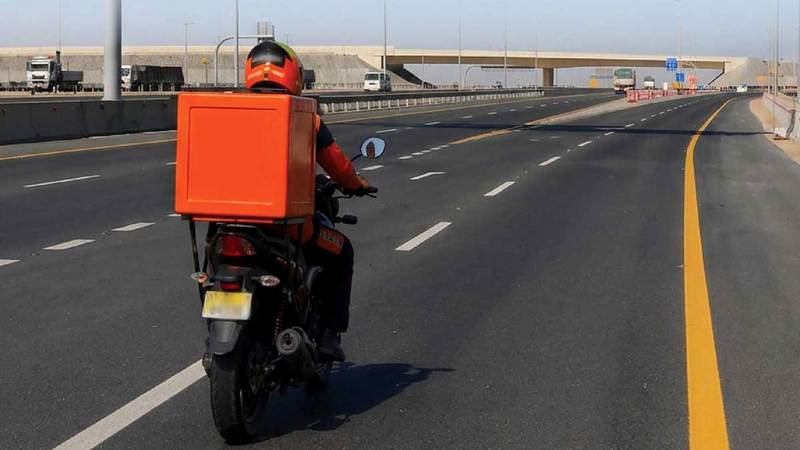 حظر سير «الديلفري» على الطرق السريعة في أبوظبي اعتباراً من 15 مايو