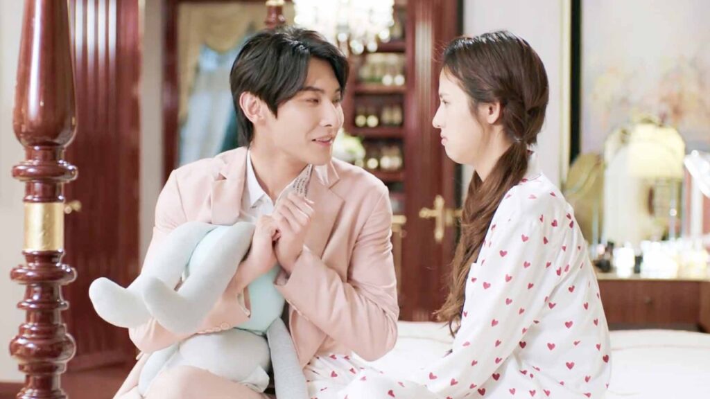 يواسي اخته الوحيدة بعد ان قام خطيبها بخيانتها  ( الوقوع في الحب | Fall in Love ) YOUKU