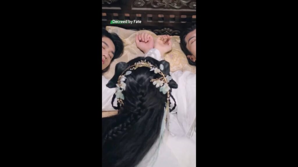 😳💫 علاقةٌ غريبة بين ثلاثة أشخاص؟ #verticaldrama #shortdrama #mustwatch#MicroDrama #cdrama