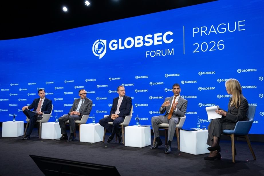 الإمارات تعرض في براغ تجربتها الناجحة لتخطي التحديات على تجارتها الخارجية الناجمة عن الأزمة التي تمر بها المنطقة الإمارات تعرض في براغ تجربتها الناجحة لتخطي التحديات على تجارتها الخارجية الناجمة عن الأزمة التي تمر بها المنطقة
