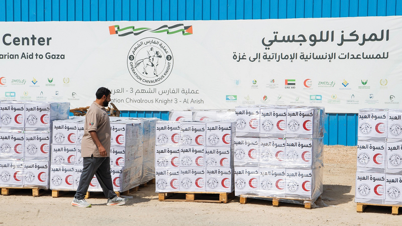4 قوافل إماراتية تحمل إلى غزة 930 طناً من المساعدات وكسوة «العيد» 4 قوافل إماراتية تحمل إلى غزة 930 طناً من المساعدات وكسوة «العيد»