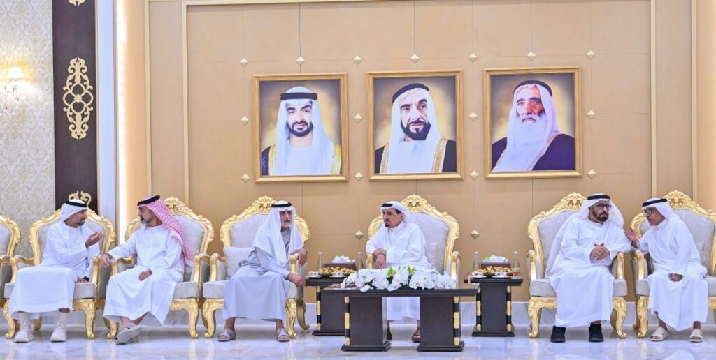 حاكم عجمان وولي عهده يواصلان استقبال المهنئين بعيد الأضحى المبارك حاكم عجمان وولي عهده يواصلان استقبال المهنئين بعيد الأضحى المبارك