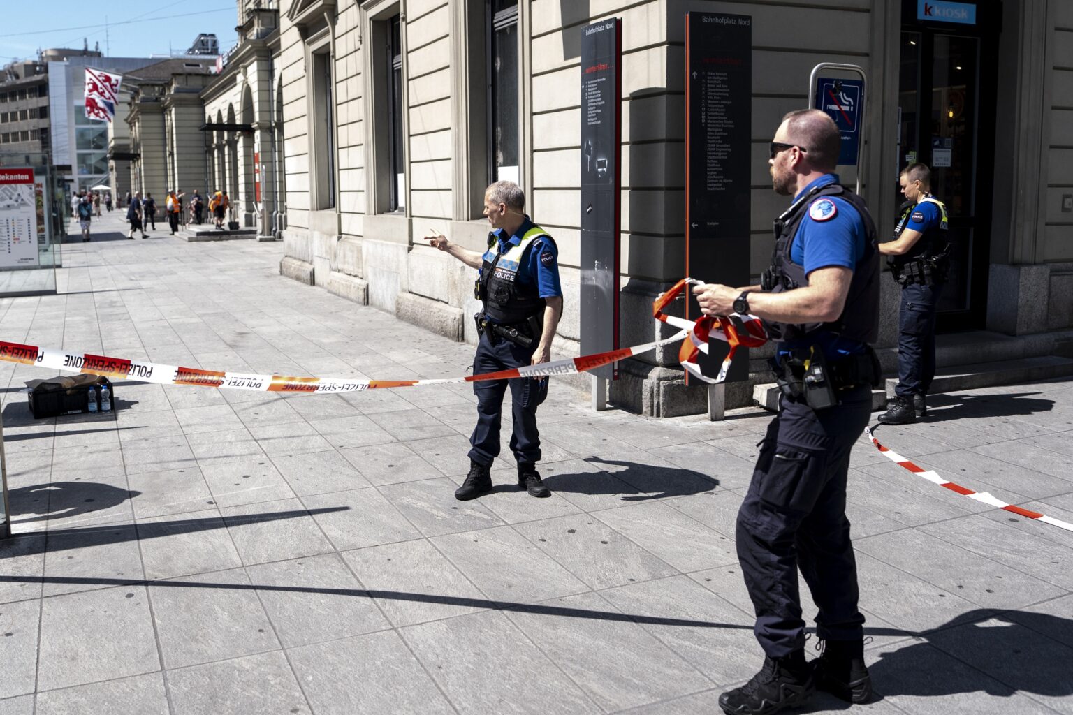 إصابة ثلاثة أشخاص في هجوم بسلاح أبيض في محطة قطارات بسويسرا إصابة ثلاثة أشخاص في هجوم بسلاح أبيض في محطة قطارات بسويسرا