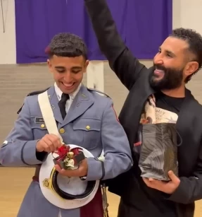 أحمد سعد يفاجئ نجله بسيارة فى حفل تخرجه: «بقيت راجل أقدر أعتمد عليه» (فيديو) احمد سعد ونجله