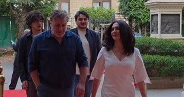 زوج سلاف فواخرجى وأولادها يدعمونها فى تكريمها بمهرجان المركز الكاثوليكى