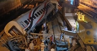 الدفع بونش لرفع آثار حادث عربة القطار الروسى بأسوان.. صور