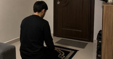 هل أقطع الصلاة عند طرق الباب بشدة؟.. أمين الفتوى يجيب