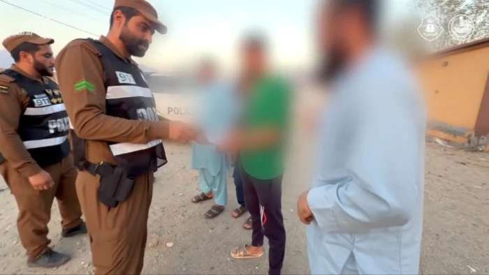 صحيفة المرصد - بالفيديو: لحظة ضبط 5 مقيمين أثناء محاولتهم دخول مكة براً.. والكشف عن جنسياتهم