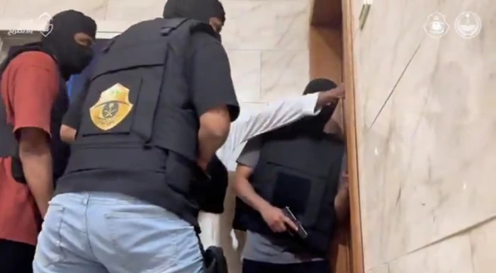 صحيفة المرصد - بالفيديو: لحظة مداهمة شقة سكنية في مكة يستخدمها 18 مقيماً لتزوير الإقامات وبطاقات نسك وأساور الحج.. والكشف عن جنسياتهم