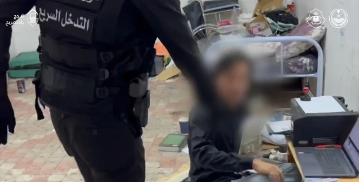 صحيفة المرصد - بالفيديو.. لحظة القبض على مقيمين ارتكبا عمليات نصب واحتيال بنشر إعلانات خدمات حج وهمية في مكة.. والكشف عن جنسيتهما
