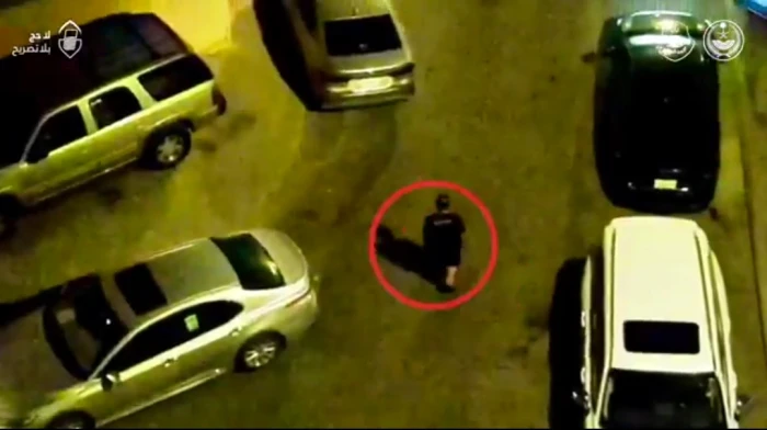 صحيفة المرصد - بالفيديو: لحظة مداهمة شقة سكنية في مكة يستخدمها مقيمان لتزوير الإقامات وبطاقات نسك وأساور الحج.. والكشف عن جنسيتهما