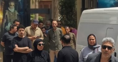 جثمان عبد الرحمن أبو زهرة يمر بالمسرح القومي والحسين قبل أداء صلاة الجنازة