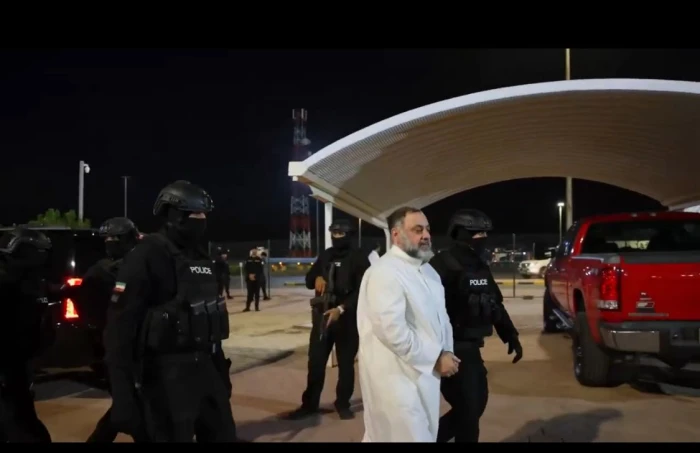 صحيفة المرصد - عبر منفذ السالمي.. بالفيديو.. لحظة تسليم المتهم الهارب وليد طبطبائي إلى الكويت من قبل السلطات السعودية