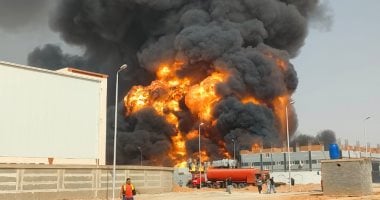 حريق هائل بمصنع بويات فى المنطقة الصناعية الثالثة بمدينة العاشر من رمضان