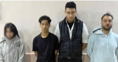 3 ذئاب بشرية يجردون فتاة من ملابسها ويفضحونها بفيديو ابتزاز