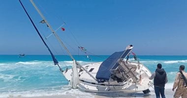 ظهور قارب خال من الركاب يحمل موادًا غذائية وعلم فلسطين بشاطئ بالإسكندرية