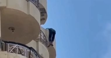الحماية المدنية تنجح فى إنقاذ مريض نفسى جلس أعلى سور برج بالإسكندرية.. فيديو وصور