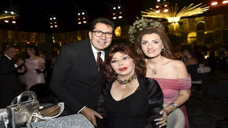 بعد خلافها مع زوجة هاني شاكر.. نبيلة عبيد في حفل زفاف ابنة باسل سماقية
