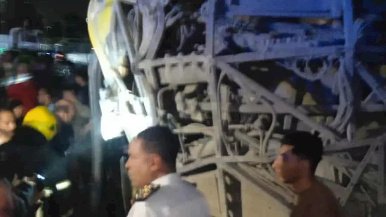 “الأتوبيس اتقلب من فوق الكوبري”.. 16 مصابا في حادث مروع بالخليفة "الأتوبيس اتقلب من فوق الكوبري".. 16 مصابا في حادث مروع بالخليفة