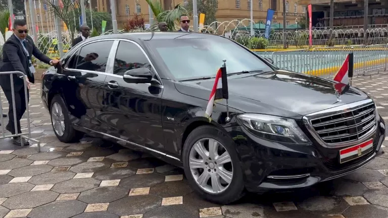 مدرعة بقيادة يمينية.. سيارة الرئيس السيسي تلفت الأنظار في كينيا