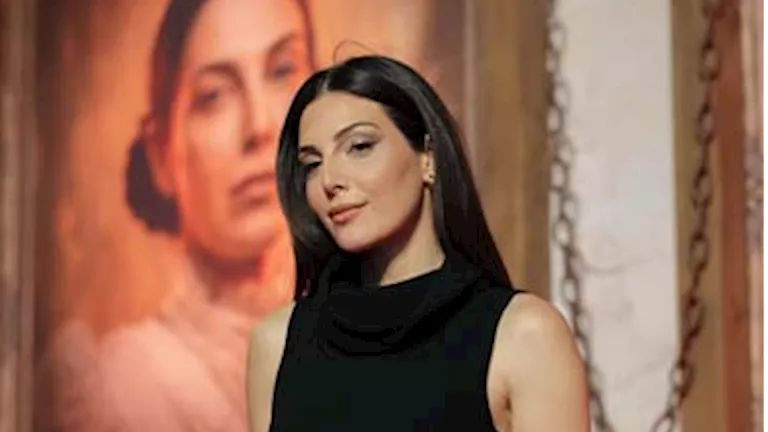 رزان مغربي تخطف الأنظار بإطلالة بيضاء وسوداء في عرض “أسد” رزان مغربي تخطف الأنظار بإطلالة بيضاء وسوداء في عرض "أسد"