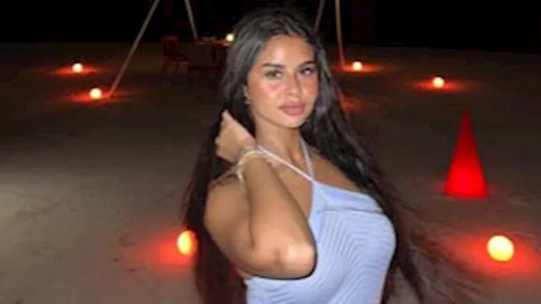 في المالديف وأمام حمام السباحة.. 25 صورة أثارت الجدل لـ منة عرفة