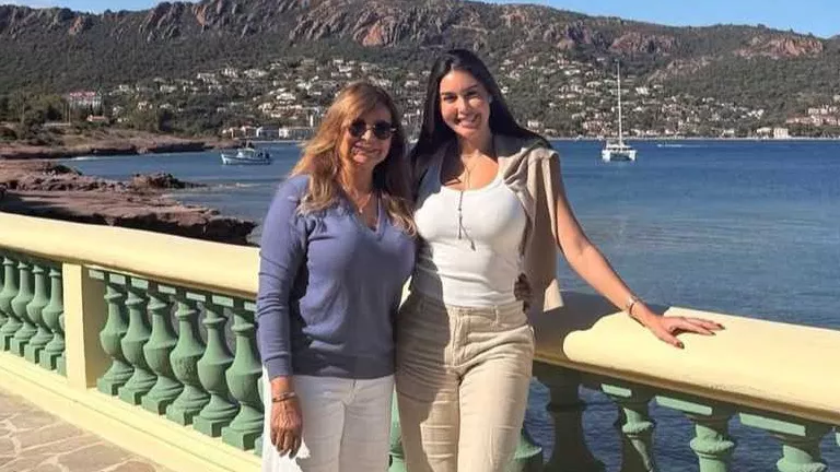ياسمين صبري تظهر في صورة عائلية جديدة مع والدتها ياسمين صبري تظهر في صورة عائلية جديدة مع والدتها