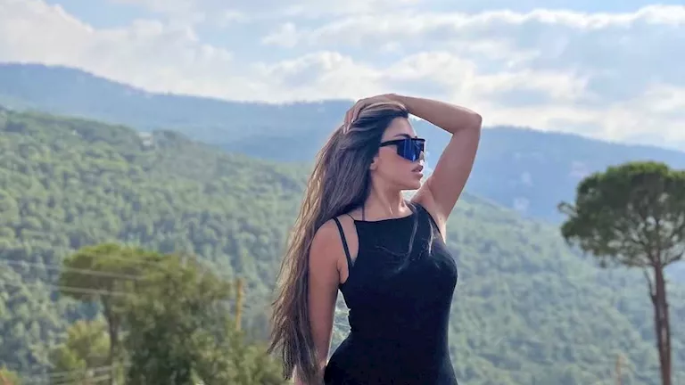 سارة سلامة أمام حمام سباحة بأحدث ظهور والجمهور يعلق- صور