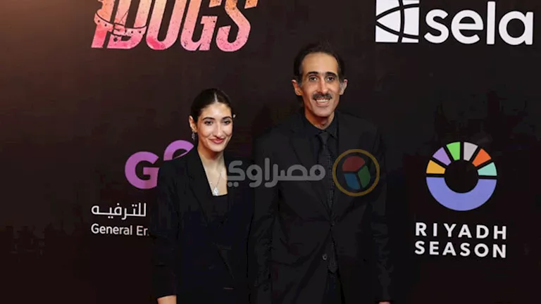مجدي الجلاد يصل العرض الخاص لفيلم "7 Dogs" بصحبة ابنته