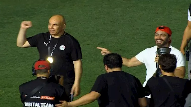 تامر حسني يشارك لاعبي منتخب مصر فرحة التتويج على أغنية قدها تامر حسني يشارك لاعبي منتخب مصر فرحة التتويج على أغنية قدها