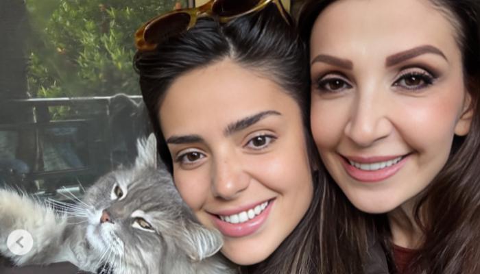 ظهور عائلي يجمع وفاء موصللي بابنتها نايا الأندلس الفنانة السورية وفاء موصللي وابنتها نايا الأندلس