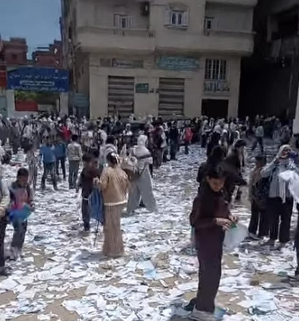 الصور المتداولة عن تمزيق الكتب الدراسية بالدقهلية