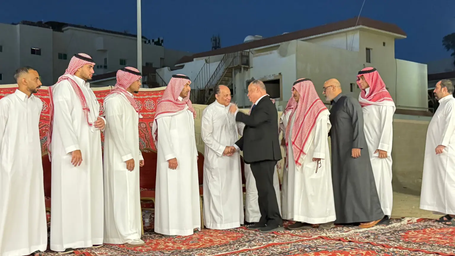 العوفي يستقبل المعزين في وفاة والدته - أخبار السعودية