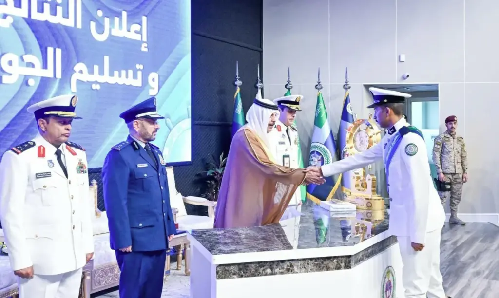 نائب وزير الدفاع يرعى حفل تخريج الدفعة الـ39 من طلبة كلية الملك فهد البحرية - أخبار السعودية