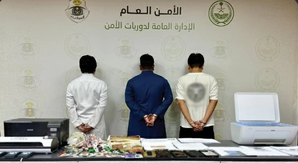 القبض على 3 مقيمين لارتكابهم عمليات نصب واحتيال بنشر إعلانات تقديم خدمات حج وهمية ومضللة - أخبار السعودية