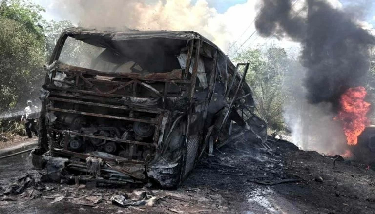 رحلة بلا عودة.. النيران تلتهم 16 شخصاً في تصادم حافلة وشاحنة وقود بإندونيسيا - أخبار السعودية